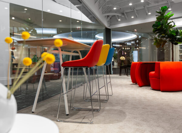 Cromo Meeting Table with Hoom Stools